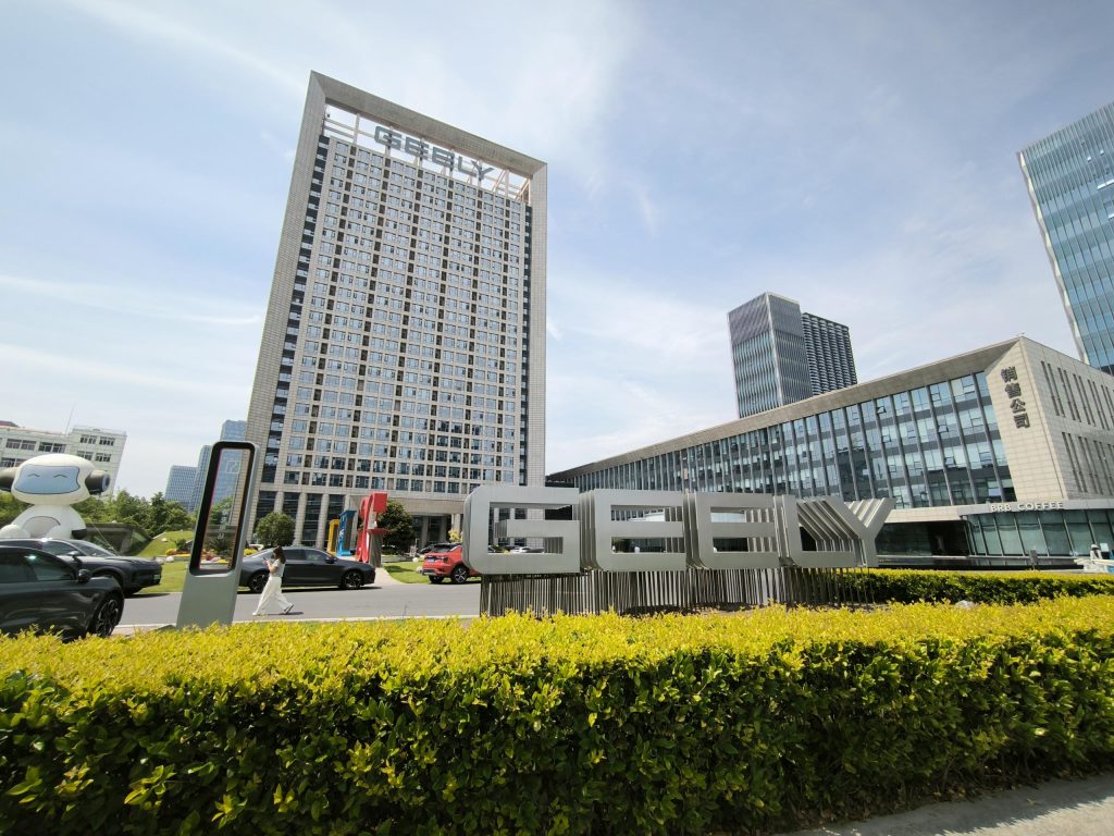 Geely Auto Catat Penjualan 1,4 Juta Unit di Semester Pertama 2025, Perkuat Ekspansi Global Lewat Produksi Lokal di Indonesia 1 Foto 1 Geely terus memperluas jangkauan globalnya hingga hampir 90 negara termasuk Indonesia sebagai pasar kunci dengan penguatan produk layanan dan inisiatif manufaktur lokal