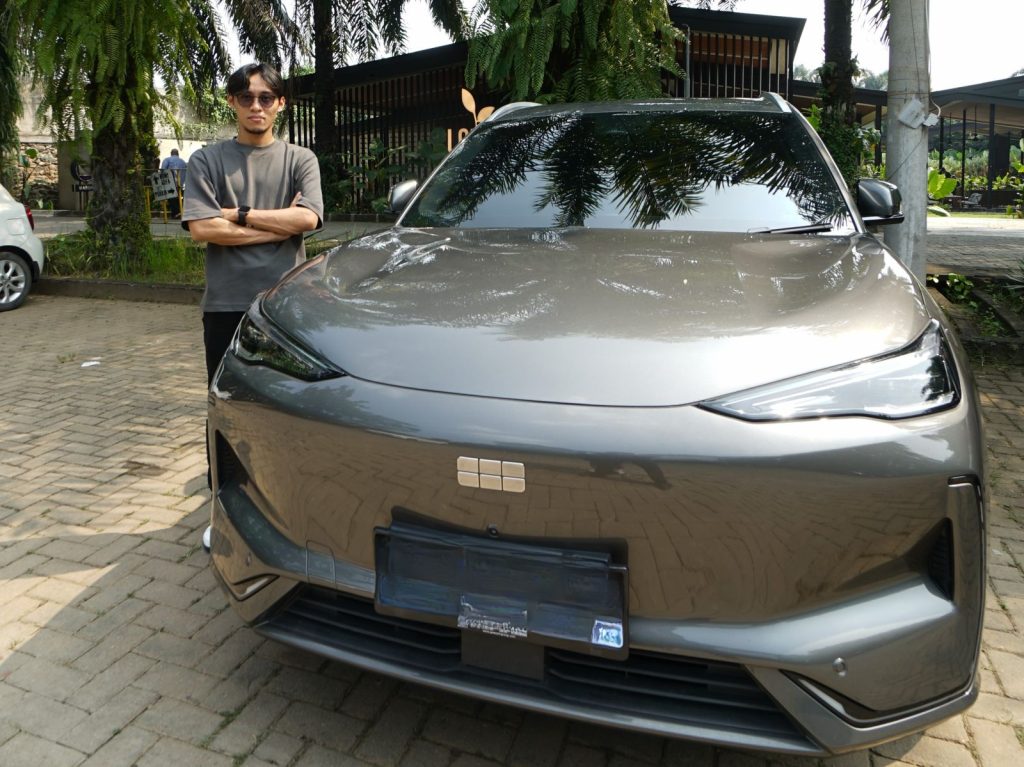 Geely EX5 Jadi Pilihan Konsumen, Ini Tips Sebelum Beli Mobil Listrik Pertama 2 Foto 2 Muiz 26 teknisi industri dirgantara telah menjajal Geely EX5 hingga luar Pulau Jawa tekankan pentingnya baterai berkapasitas besar untuk kebebasan bergerak tanpa rasa khawatir
