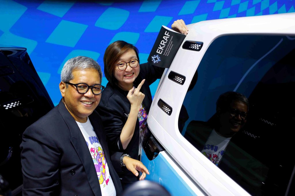 Volkswagen Indonesia Kolaborasi dengan Kemenparekraf, Hadirkan ID. BUZZ Sebagai Kanvas Kreatif di GIIAS 2025 1 Irene Umar Wakil Menteri EKRAF Ahmad Badawi Head of Sales Marketing Volkswagen Indonesia 2