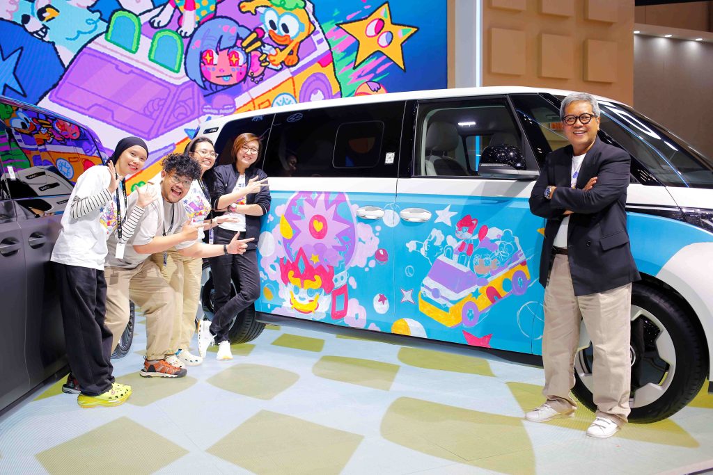 Volkswagen Indonesia Kolaborasi dengan Kemenparekraf, Hadirkan ID. BUZZ Sebagai Kanvas Kreatif di GIIAS 2025 2 Irene Umar Wakil Menteri EKRAF Ahmad Badawi Head of Sales Marketing Volkswagen Indonesia Beemala Tenka Street
