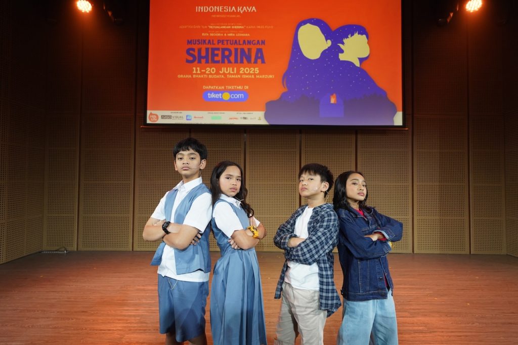 Musikal Petualangan Sherina 2025: Nostalgia yang Bikin Nangis Bareng, Rayakan 25 Tahun Kisah Legendaris di TIM Jakarta 1 Ki ka Pasangan 1 Sahl sebagai Sadam dan Gynta sebagai Sherina Pasanagn 2 Alf sebagai Sadam dan Ann sebagai Sherina