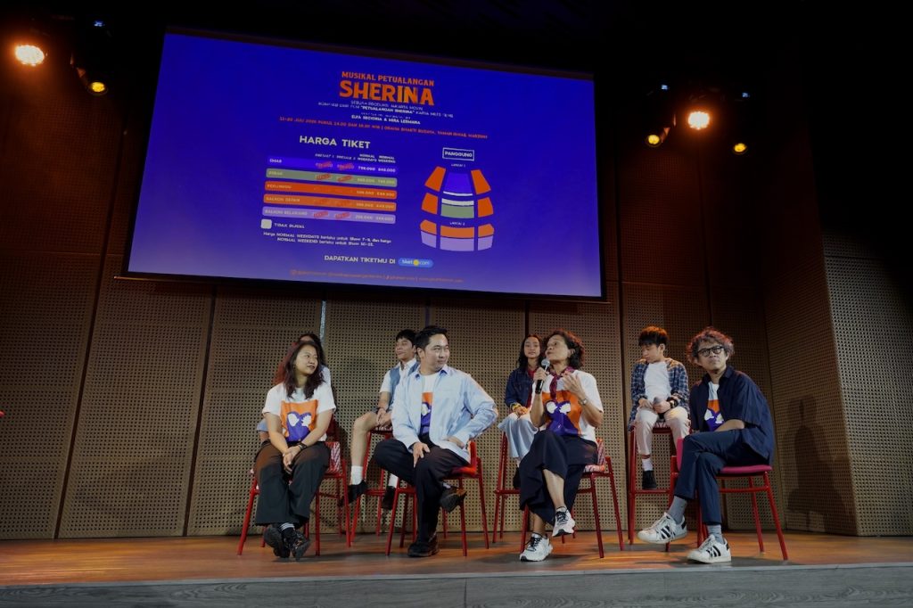 Musikal Petualangan Sherina 2025: Nostalgia yang Bikin Nangis Bareng, Rayakan 25 Tahun Kisah Legendaris di TIM Jakarta 2 Ki ka depan Nuya Susantono Billy Gamaliel Mira Lesmana Riri Riza dan Pemeran Sherina dan Sadam belakang