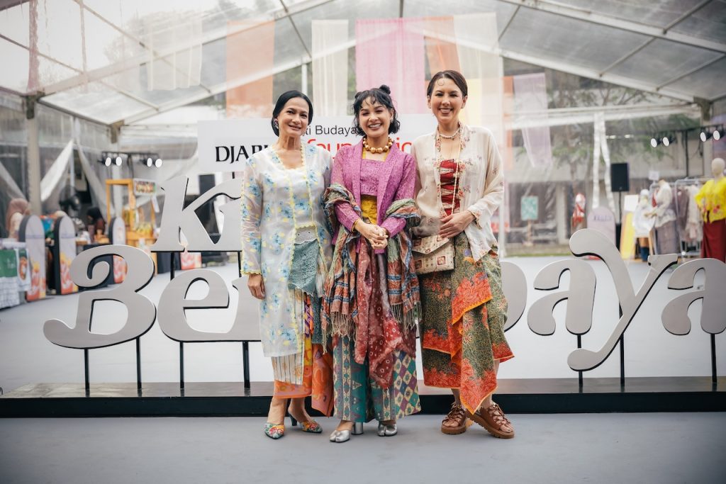 Kita Berkebaya Hadirkan Dialog Budaya, Identitas, dan Perempuan di Hari Kebaya Nasional 2025 3 ki ka Yanti Moeljono Ketua Komunitas Kebaya Menari Andien dan Renitasari Adrian Program Director Bakti Budaya Djarum Foundation