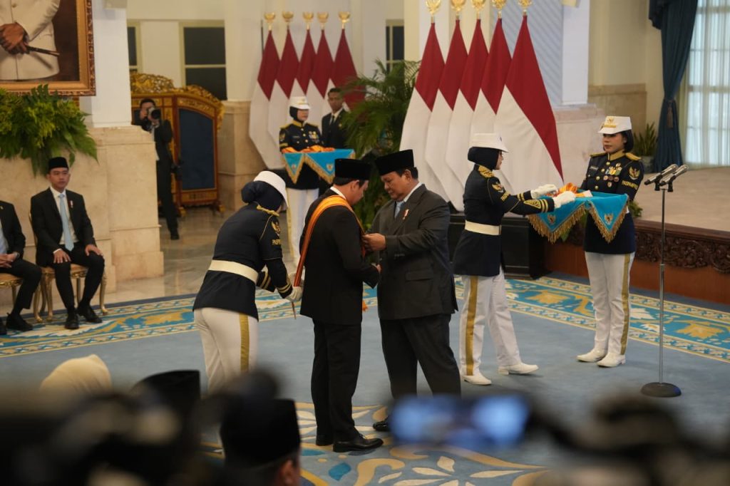 Sultan Baktiar Najamudin Dianugerahi Bintang Republik Indonesia Utama oleh Presiden Prabowo 1 WhatsApp Image 2025 08 25 at 15.19.25