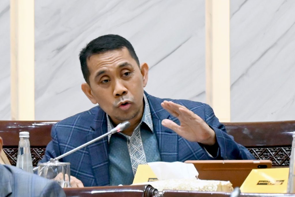 Anggota Komisi XI DPR RI Kamrussamad dalam Rapat Kerja Komisi XI DPR RI dengan Menteri Keuangan terk20250910165508
