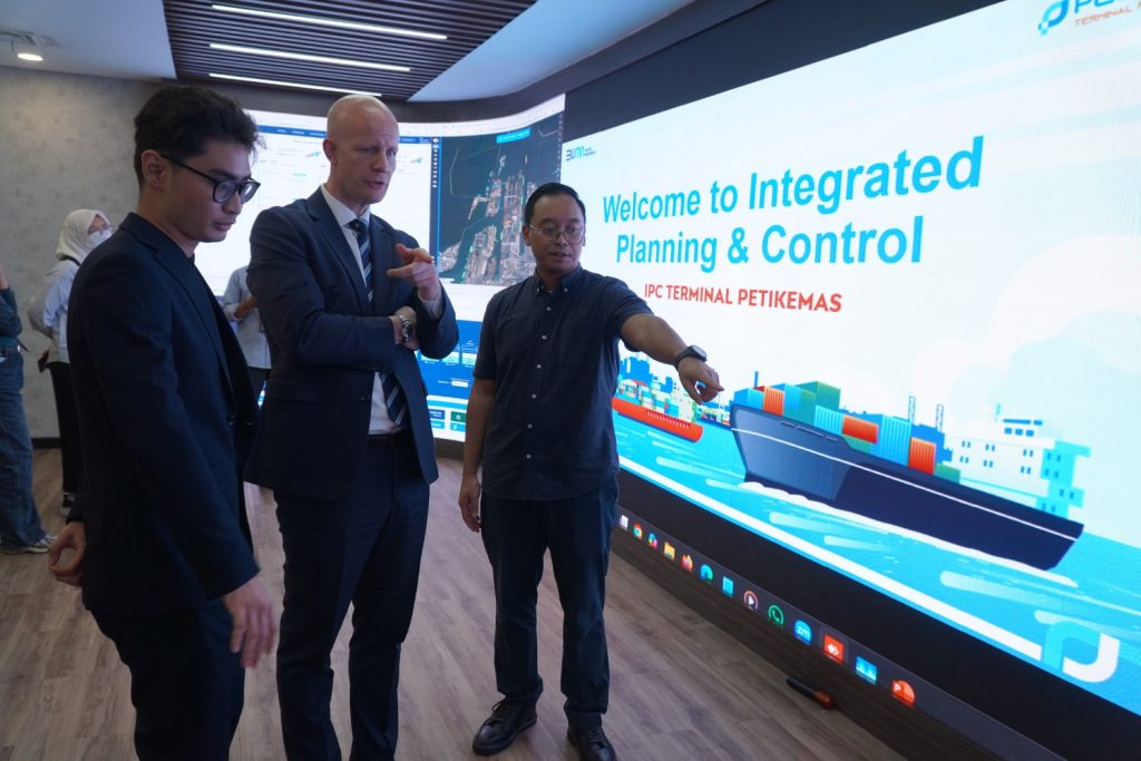Ganesa Rigshady SVP Perencanaan dan Pengembangan Operasi Pelindo Terminal Petikemas mendampingi kunjungan Kedutaan Besar Denmark