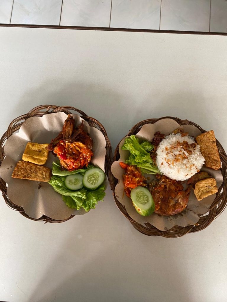 Warung Sate Gajah, Ayam Penyet Pedas yang Bikin Mahasiswa UI Ketagihan 2 IMG 20250909 WA0002