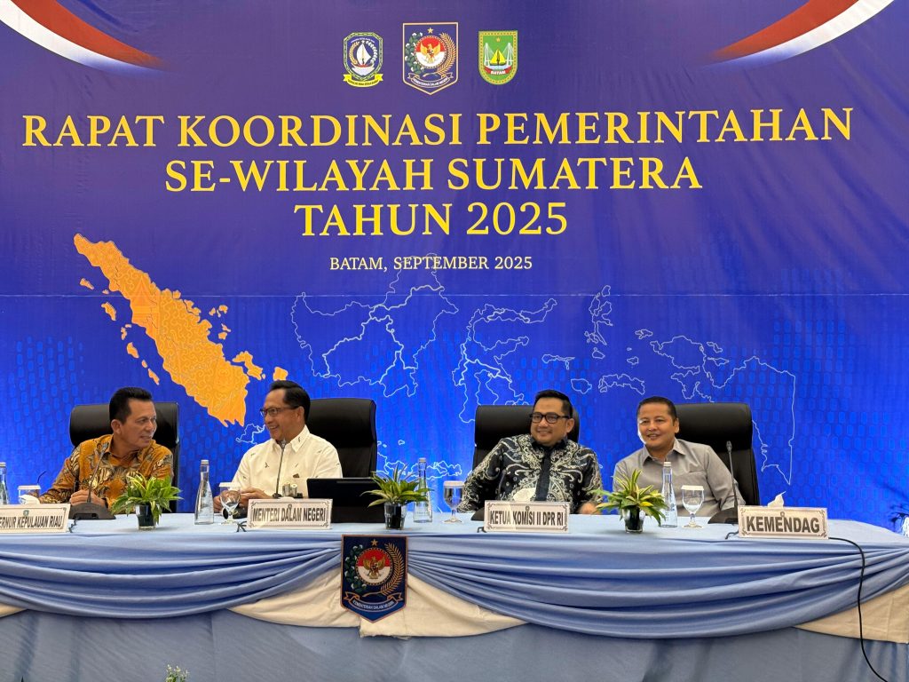 Ketua Komisi II DPR RI M Rifqinizamy Karsayuda dalam Rapat Koordinasi Pemerintahan se wilayah Sumat20250921185114