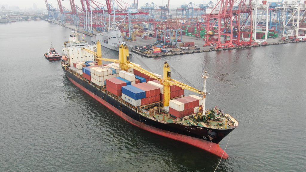 Proses penyandaran kapal MV Alvan di perairan Terminal Operasi 3 IPC TPK