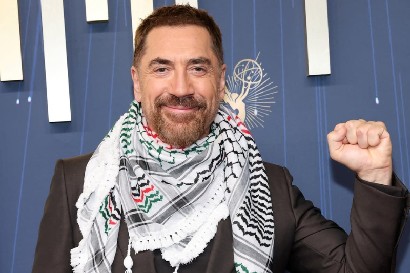 Javier Bardem Pakai Keffiyeh di Emmy Awards 2025, Serukan Boikot Israel dan Bela Palestina 1 Untitled design 56
