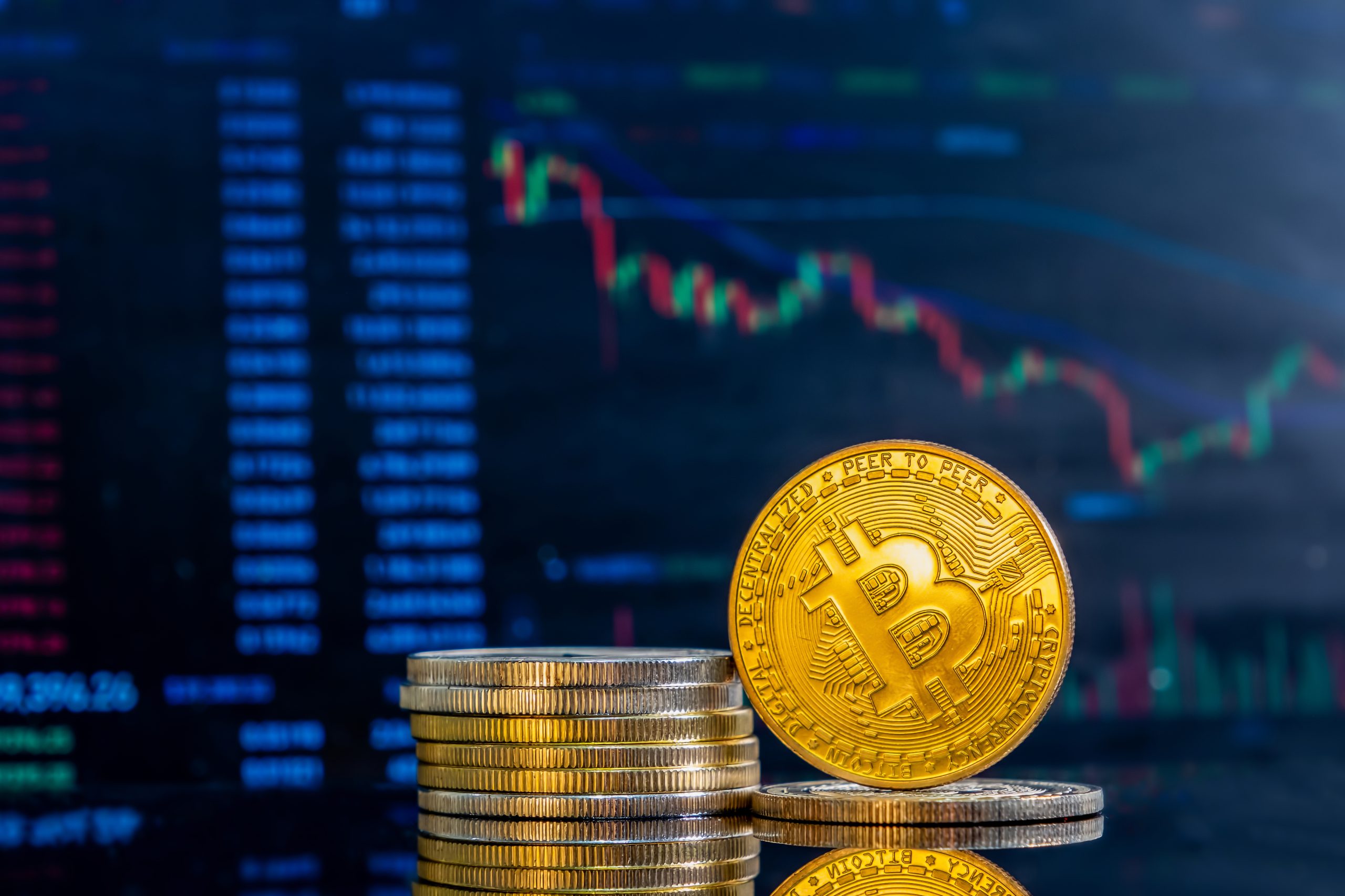 Apakah Terlambat Investasi Crypto Sekarang? Ini Jawabannya! 1 closeup golden bitcoins dark reflective surface histogram decreasing crypto 1 scaled
