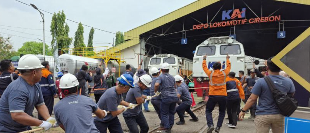 Unik! KAI Daop 3 Cirebon Gelar Lomba Tarik Lokomotif Rayakan HUT ke-80 1 f2df88b9ec944bc38b7839e286af0239 770 369 1758191307649646 original