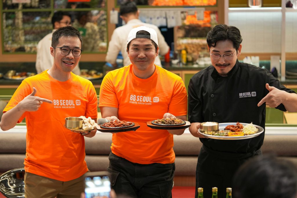 F&B ID Perluas Portofolio Restoran dengan Pembukaan 88 SEOUL di Living World Alam Sutera 2 1 ki ka Devin Widyakrisnadi CEO FB ID Mr. Jung Founder Cupbop dan Chef JB perancang menu 88 SEOUL