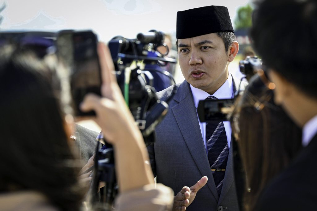 Gus Ipul Minta Seskab Teddy Jadi Komando Pendamping PKH dan Pengawas Sekolah Rakyat 1 IMG 4533 2048x1365 1