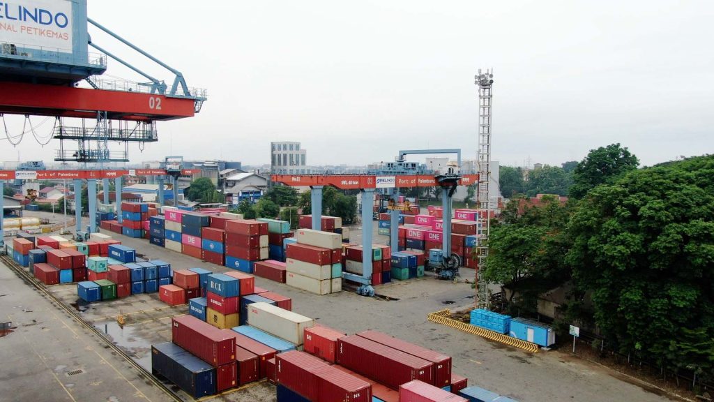 Transformasi Layanan Dongkrak Kinerja IPC TPK Area Palembang 5,65% 3 Ilustrasi Lapangan Penumpukan Petikemas IPC TPK Palembang
