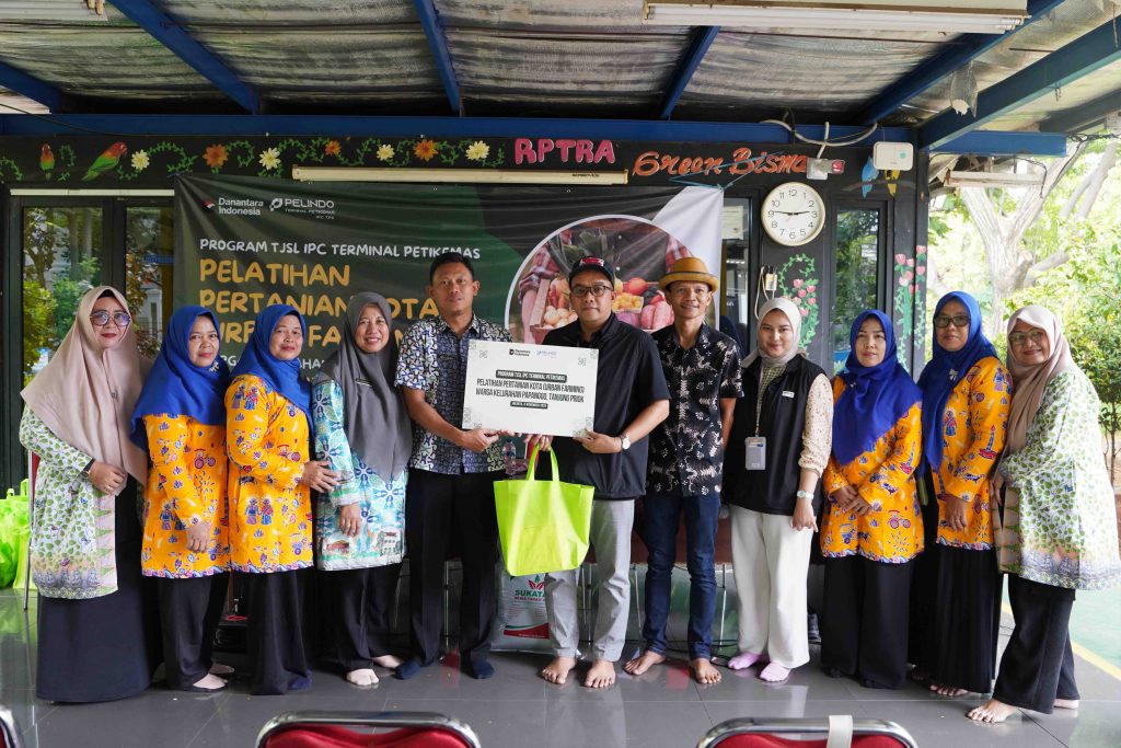 IPC TPK Wujudkan Community Development Berkelanjutan Melalui Pelatihan Urban Farming 1 Penyerahan bantuan secara simbolis Pelatihan Urban Farmin di RPTRA Green Bisma Papanggo