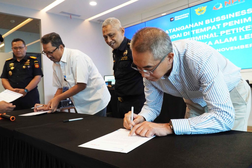 Proses Penandatanganan Business Continuity Plan antara Direktur Utama IPC TPK dan Direktur Utama PT MAL