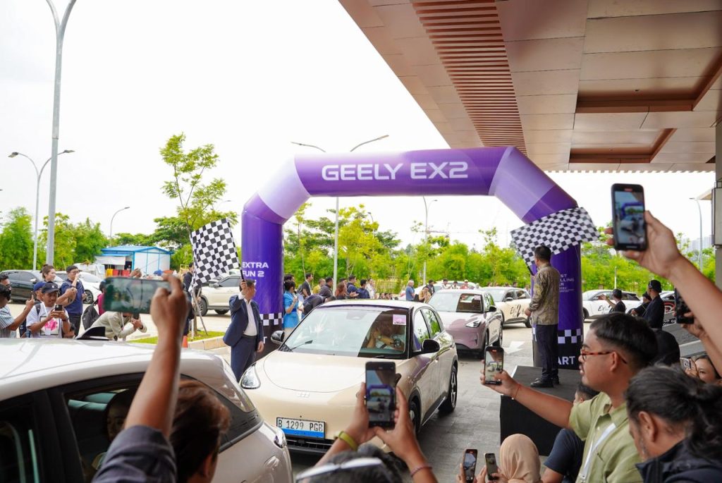 Geely Targetkan TKDN 60 Persen, Perkuat Produksi Lokal dan Perluas Segmen Premium 1 Foto 5 Geely EX2 menjadi sorotan lewat antusiasme lebih dari 1.500 pre booking mencerminkan kepercayaan konsumen terhadap inovasi dan kualitas produk Geely 1