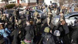 agen federal berdiri di dekat mobil warga sipil yang rusak yang ditabrak oleh agen imigrasi dan bea cukai as ice setelah seora 1768307563938 169