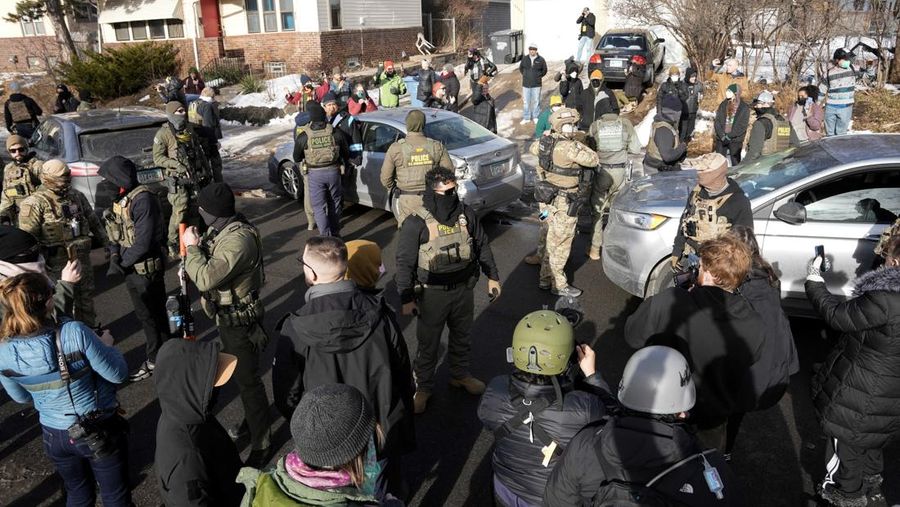 agen federal berdiri di dekat mobil warga sipil yang rusak yang ditabrak oleh agen imigrasi dan bea cukai as ice setelah seora 1768307563938 169