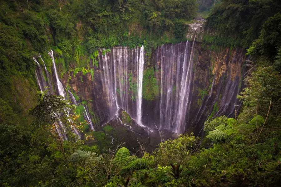 Wisata Jawa Timur Saat Mudik Lebaran: 5 Destinasi Terpopuler dan Harga Tiket Terbaru 3 Destinasi Wisata di Lumajang Air Terjun Tumpak Sewu Shutterstock