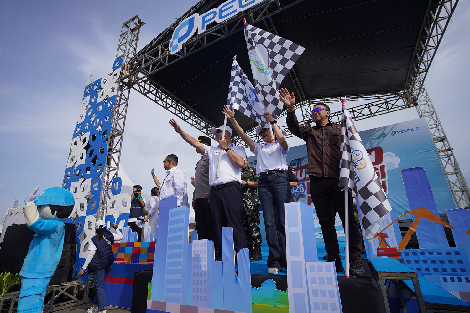 Direktur Utama Pelindo dan Direktur SDM Umum Pelindo lepas keberangkat Mudik Gratis Bersama Pelindo