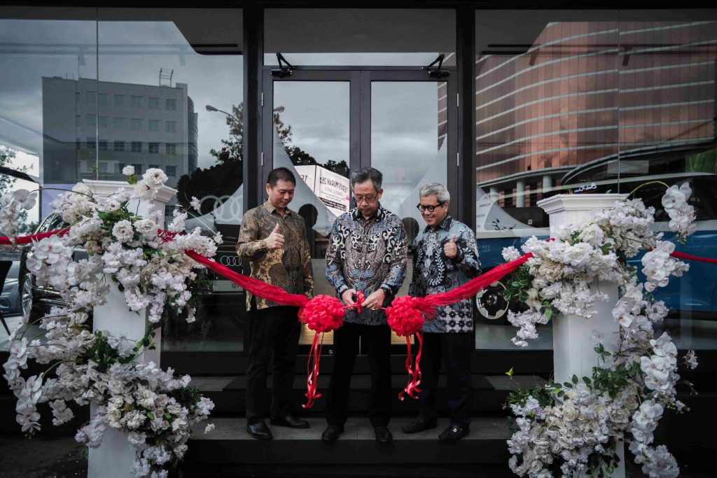 Perwakilan PT Garuda Mataram Motor dan Indomobil Dealership Group di Volkswagen Audi Pop Up Store 2