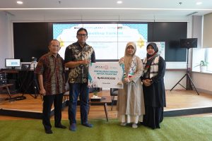 Serah Terima Penyaluran Donasi untuk para Mustahik di Palestina secara simbolis diserahkan oleh Direktur Keuangan SDM Manajemen Risiko IPC TPK Yanuar Evyanto kepada Adara Relief Internasional