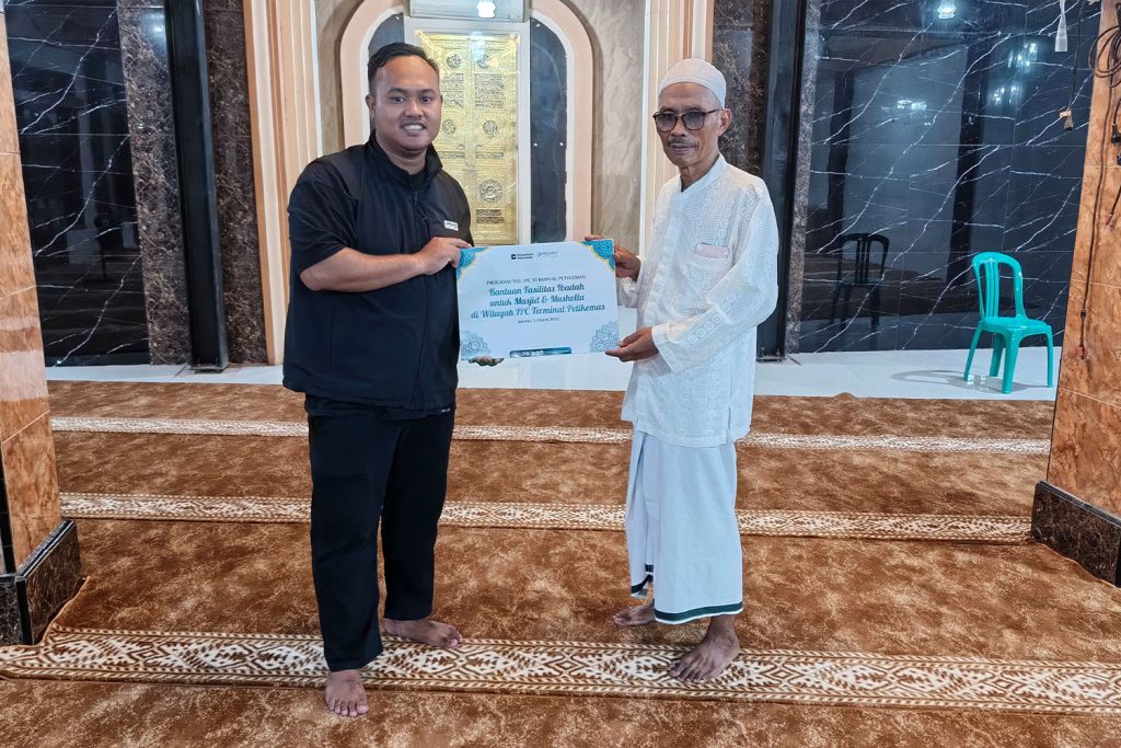 Serah terima bantuan fasilitas ibadah dari IPC TPK kepada Pengurus DKM Masjid Al Mubasysyirin