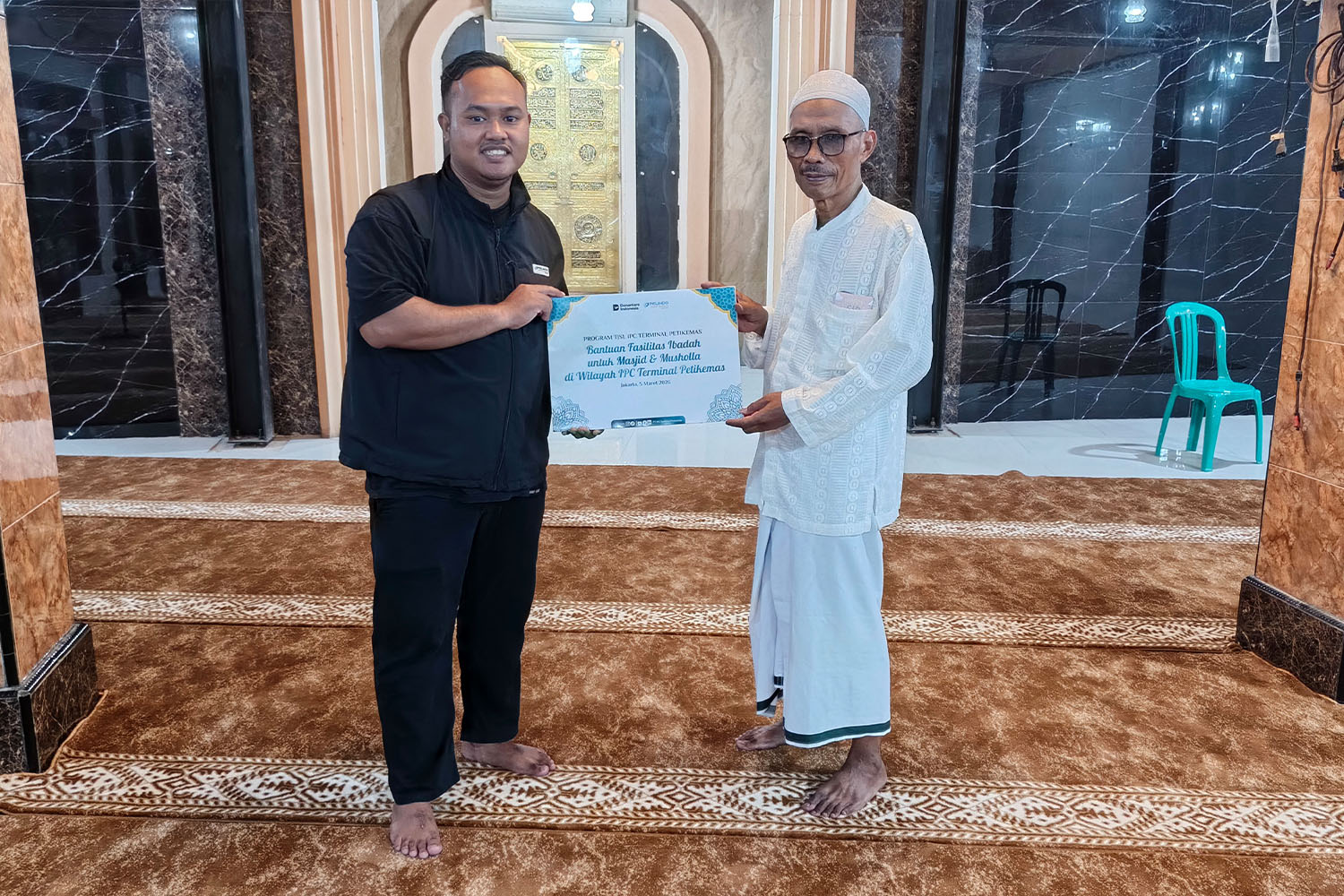 Serah terima bantuan fasilitas ibadah dari IPC TPK kepada Pengurus DKM Masjid Al Mubasysyirin