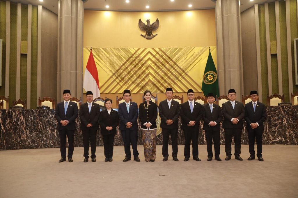 MA Ambil Sumpah 7 Anggota Dewan Komisioner OJK, Ini Susunan Lengkapnya 1 WhatsApp Image 2026 03 25 at 18.07.54