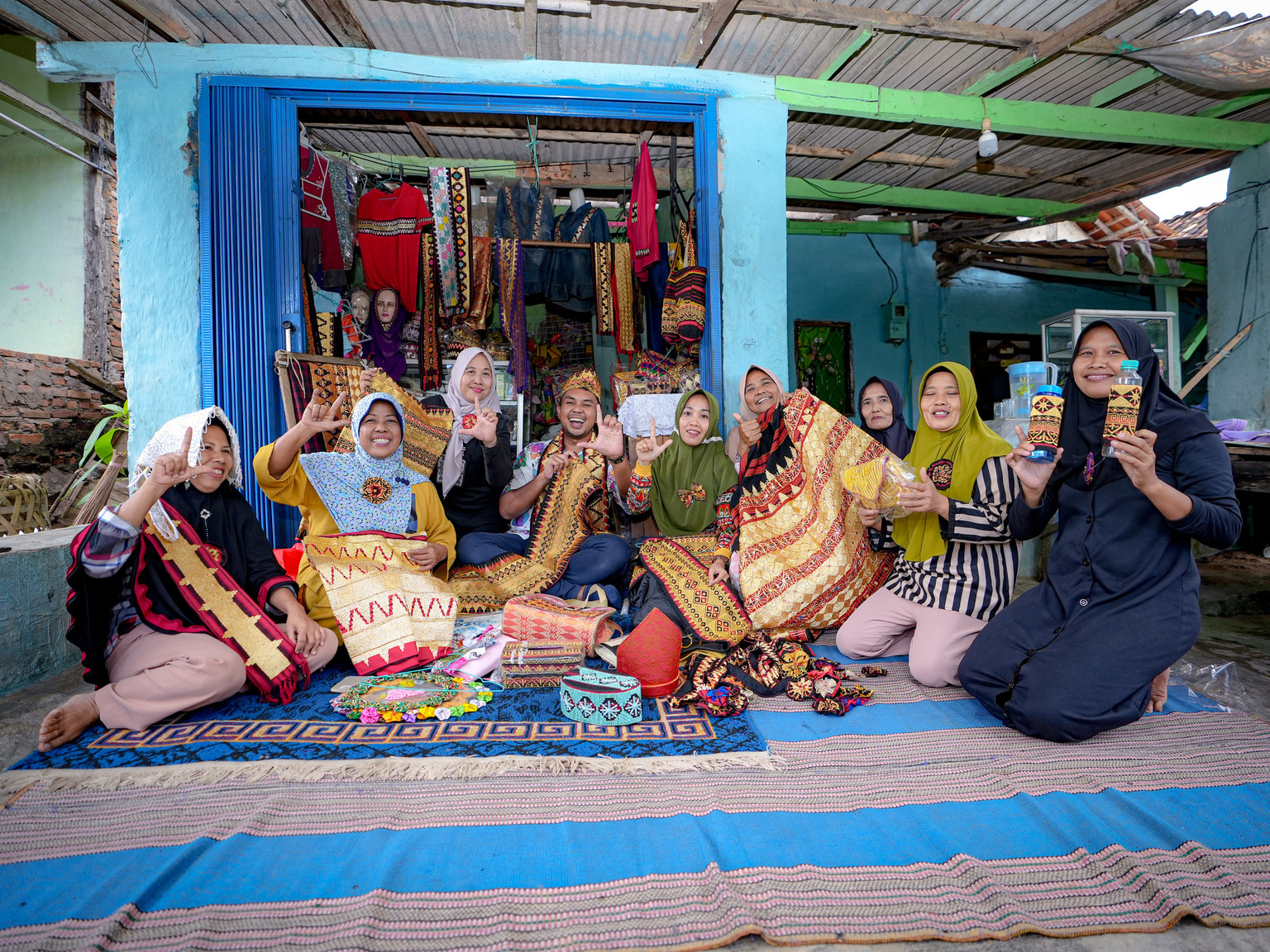 Foto 1 Andi Taufan Garuda Putra Founder CEO Amartha bersama dengan UMKM perempuan mitra Amartha di Lampung