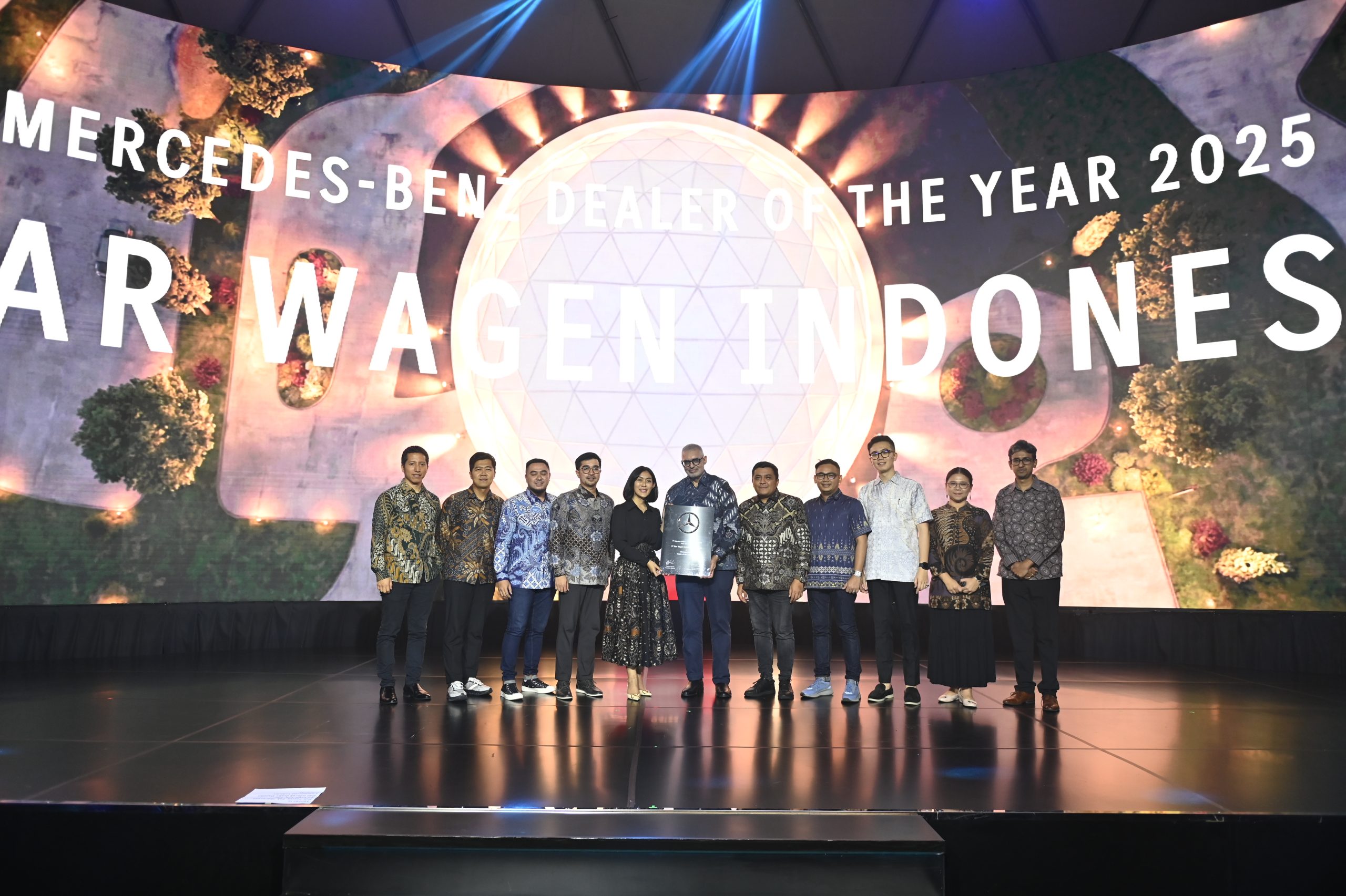 PT Star Wagen Indonesia Balikpapan sebagai Dealer of the Year 2025 bersama dengan jajaran direksi dari DCVI 01 scaled