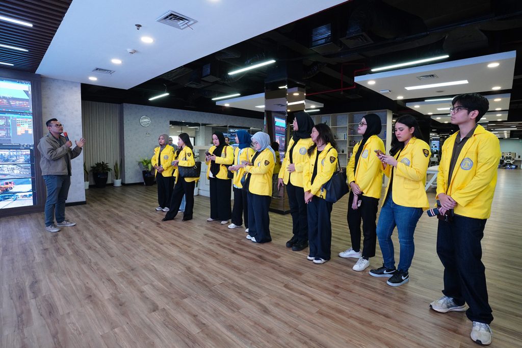 Mahasiswa FEB Universitas Indonesia diberikan pemahaman tentang kepelabuhanan di Integrated Planning Control Room IPC TPK