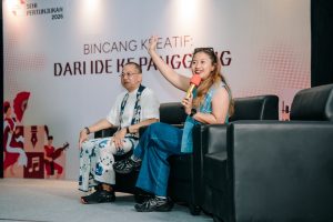 tengah Nuya Susantono Producer Director Jakarta Movin dalam acara Bincang Kreatif Seni Pertunjukan di Kupang.jpg