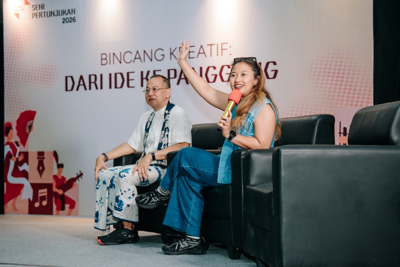 tengah Nuya Susantono Producer Director Jakarta Movin dalam acara Bincang Kreatif Seni Pertunjukan di Kupang.jpg