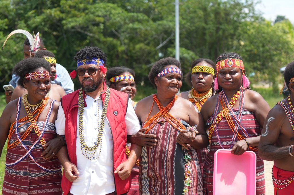 Filep Wamafma: Polemik Mama Yasinta Jangan Tutupi Ancaman Deforestasi dan Masa Depan Papua
