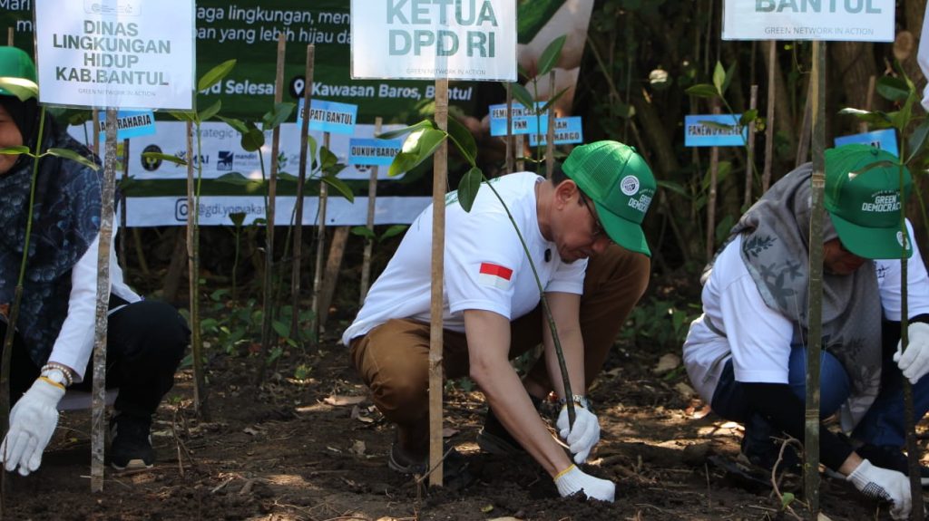 DPD RI Dukung Pelestarian Pesisir Lewat Aksi Tanam Mangrove dan Bersih Pantai di Bantul 2 WhatsApp Image 2026 06 08 at 11.23.08 1