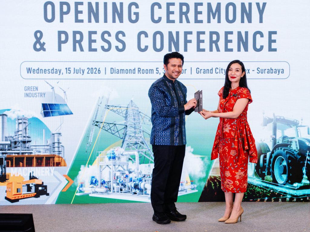 Ki Ka Wakil Gubernur Jawa Timur H Emil Elestianto Dardak dan Country General Manager Pamerindo Indonesia Lia Indriasari pada opening ceremony Indonesia Energy Week Surabaya 2026 edited
