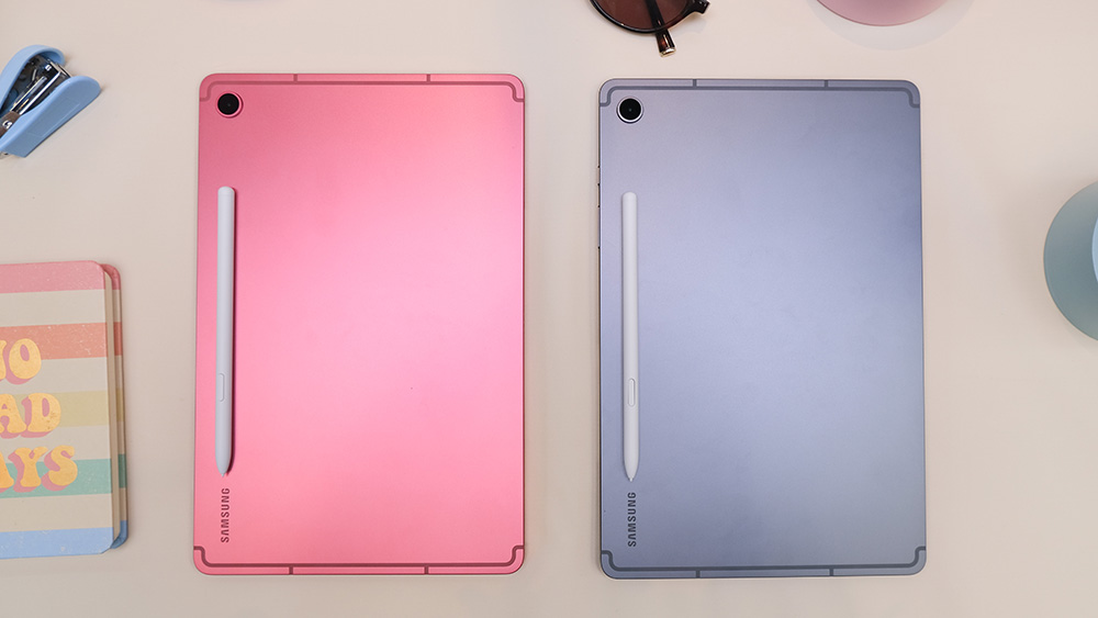 Memilih Tablet yang Tepat di Era Digital, Mana yang Sesuai dengan Kebutuhan Anda? 2 Samsung Galaxy Tab S10 Lite dengan desain stylish dan portable untuk mendukung journaling hingga daily creativity lebih seru
