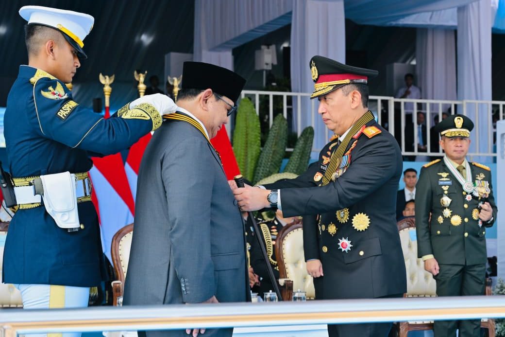 Presiden Prabowo Terima Medali 'Pelindung Rakyat' dari Polri

