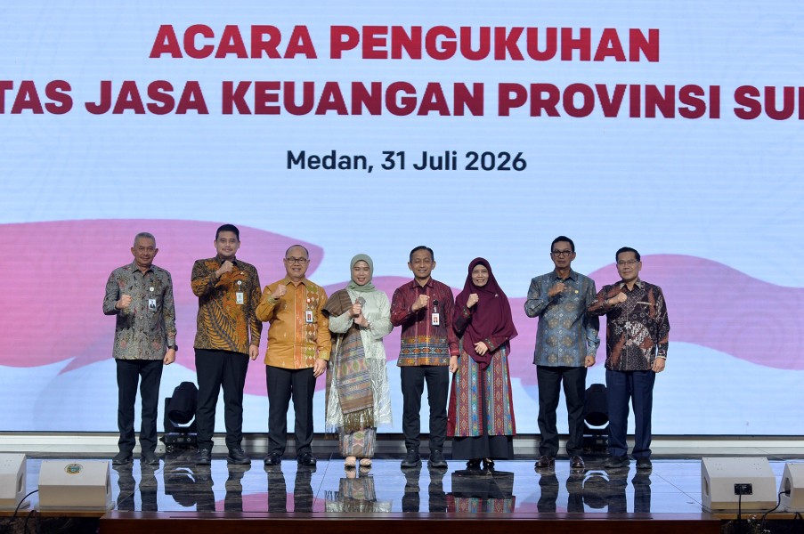 Gubsu mengukuhkan kepala OJK Sumut 6 jpg