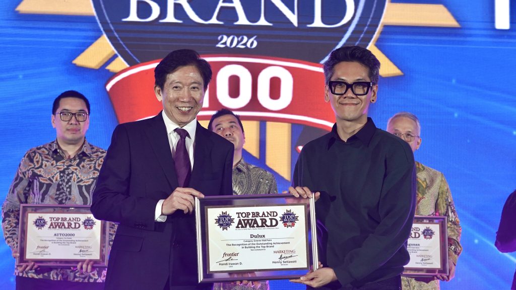 Dulux Raih Top Brand Award 2026, Jawab Tren Hunian Berkualitas 2 Pemberian Penghargaan Kategori Cat Tembok Interior Top Brand Award 2026