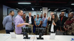 Rudi Dwinanda selaku Senior Manager Operasi IPC TPK kedua dari kiri menjelaskan penggunaan perangkat digital dalam pengoperasian terminal petikemas IPC TPK