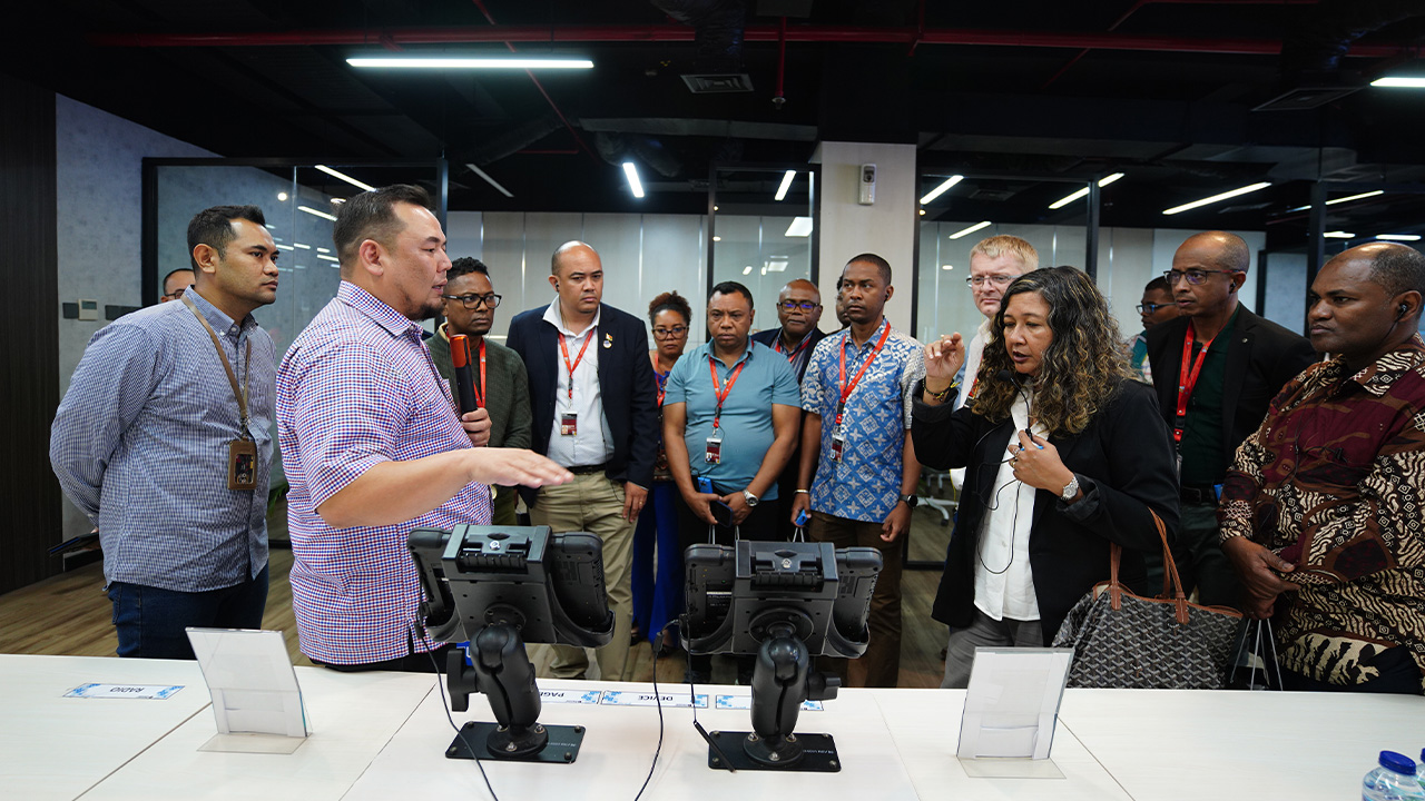 Rudi Dwinanda selaku Senior Manager Operasi IPC TPK kedua dari kiri menjelaskan penggunaan perangkat digital dalam pengoperasian terminal petikemas IPC TPK