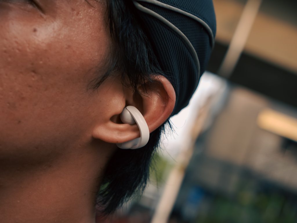 Bose Sport Open Earbuds yang pas di telinga