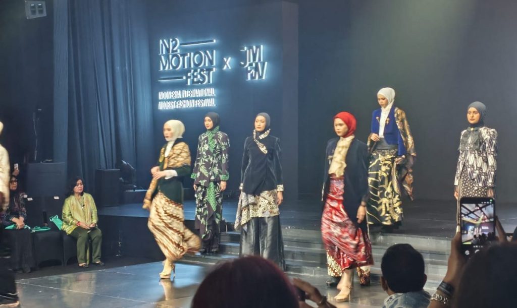 Riana Kusuma Angkat Ketegasan Perempuan Lewat Fashion
